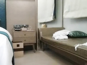 《郎君約炮A》星級酒店開房約啪顏值不錯售樓小姐兼職妹 主動吃雞巴張開雙腿配合服務蠻不錯的 國語對白