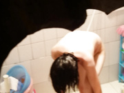 真实继续偷拍儿媳妇洗澡