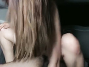 勾搭路人司机边做爱边打电话给老公戴绿帽强忍住不发出呻吟非常刺激