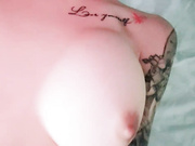 花臂纹身超大白皙美乳妹浴缸鸳鸯浴洗完再开操