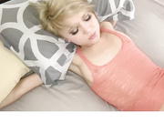 娇小的金发女孩被哥哥捆绑起来粗暴性交