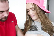 受伤了花花公子帮助她，她通过操他来回报他