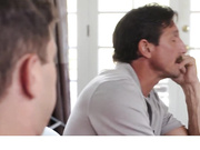 娇小淫荡的继母在丈夫身后逗弄继子太刺激了