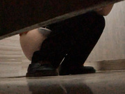 竟然让她发现了，在门口等着我，准备叫人来，还好我跑得快