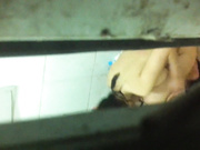 城中村出租屋窗外手機拍攝大奶打工妹洗澡 堅挺乳房濃密逼毛絕對誘惑～1080P高清