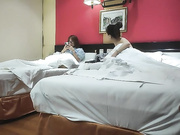 两男两女激情大战一对先开操旁边观战口交舔屌后入