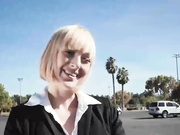 为了合约只好跟客户玩起蕾丝边