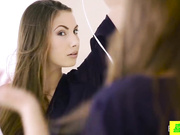 性感姐姐决定为羞涩弟弟上一课慢慢来温柔些