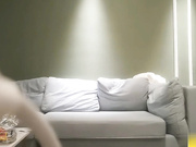 约炮甜美妹子跪着深喉口交翘屁股摸逼后入