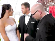 高挑人妖穿上婚纱结婚在公园就忍不住干起来