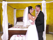 高挑人妖穿上婚纱结婚在公园就忍不住干起来