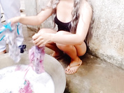 十八岁的巨乳女仆正在洗衣服被主人站着干了