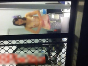 猥琐男冒死爬电杆偷拍单身居家美眉的日常生活 袒胸露乳半脱露着阴毛的内裤做腹部按摩