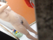 借着钢琴声的掩护趴墙头偷窥邻居漂亮美眉洗澡这身材没得说的