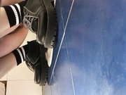 4K极致超清厕拍-等电梯偶遇个少数民族着装的漂亮姑娘忍不住尾随进女厕偷窥她的嫩穴