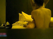 白富美性感美女小三背着金主和情人酒店偷情啪啪被服务员提前安装的摄像头偷拍了整个过程,干的真猛,真能叫!