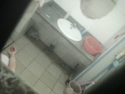 出租屋女浴室窗外拍攝到的下班回來的漂亮打工妹子洗澡更衣 兩只堅挺雪白美乳看得讓人欲火焚身～1080P高清