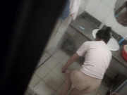 出租屋女浴室窗外拍攝到的下班回來的漂亮打工妹子洗澡更衣 兩只堅挺雪白美乳看得讓人欲火焚身～1080P高清