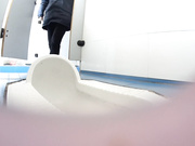 【全網首發】【廁拍小酌】某職業高中熊孩子淘寶買偷拍設備女廁偷拍同學尿尿，還假惺惺在外面和女同學嘮嗑拍臉 原版高清