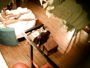 精品酒店蓝色圆床偷拍眼镜哥带了不少吃的探望异地读书的女友刚吃饱就玩六九香肠的味道如何