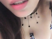 某APP直播平台大奶子女主播露脸发骚瞧她穿的内裤太骚太挑逗了