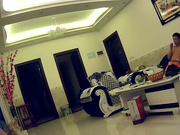 家庭实况360监控拍中年夫妻在客厅沙发上看电视看着看着大叔就扒下老婆的内裤爽一下