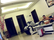 家庭实况360监控拍中年夫妻在客厅沙发上看电视看着看着大叔就扒下老婆的内裤爽一下