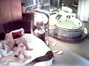 情趣酒店水滴摄像头偷拍健壮男和美女洗完鸳鸯浴激情啪啪对白清晰