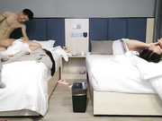 换妻探花周末约一对小夫妻玩玩，交换4P激情，旁边还有个老哥观战，持续输出搞爽了，前后一起插1080p横版