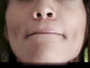 黑衣公主赢得了帅哥的注意，并把他的厚阴茎放在沙发上