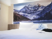 小宝寻花长相清纯甜美花臂纹身嫩妹舌吻调情