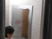 下班偷拍一只骚逼在洗澡，最后被发现了，真刺激