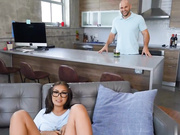 现实之王-娇小的尤米辛可能特别小，但她知道如何对付一只巨大的公鸡