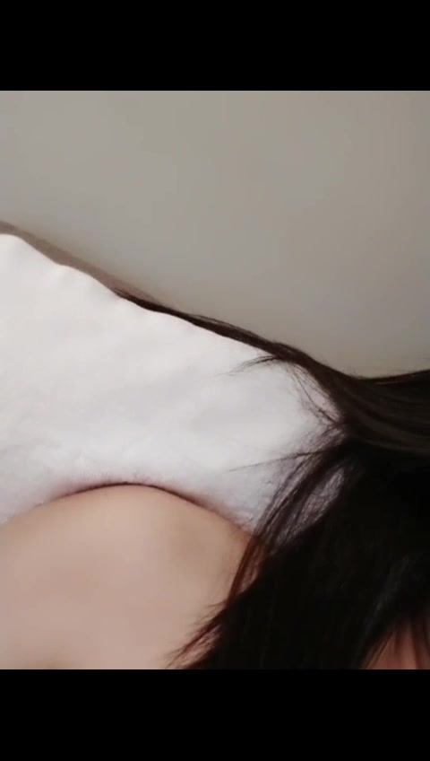 【大二学妹吞精内射】杭州大二学生妹街头搭讪，勾搭害羞小伙回家玩跳蛋，啪啪无套插入鲍鱼，淫荡娇娃身材不