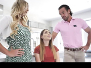 被她控制的养父母搞得骨瘦如柴的少年