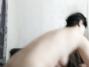 新人姐妹让大哥玩双飞给大哥口交大鸡巴舔乳头