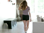 FamilyStrokes MILF看着她的大奶子继女被继父性交