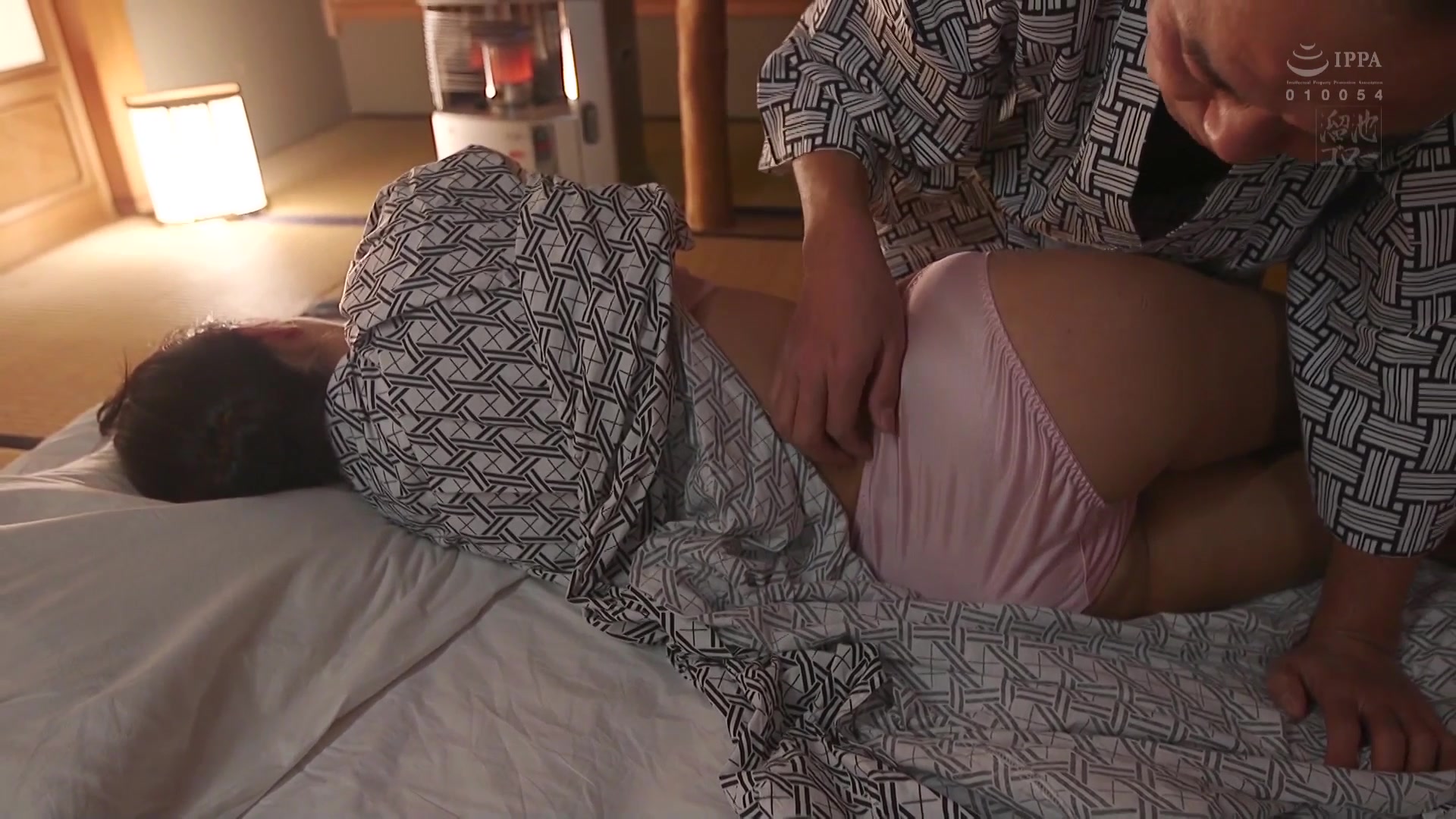 [MEYD-755] 女教師NTR 学年主任の妻が教頭先生と修学旅行の下見へ行ったきり…水川スミレ - 1of5