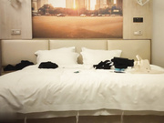 大屌生无可恋花臂胸前纹身外围黑丝深喉舔逼