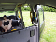 『中文字幕』帮助搭便车女孩刮毛后的回报