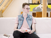 『中文字幕』闺蜜一块玩弄腼腆男友口含阴茎玩弄