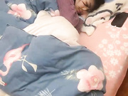 睡觉中的妹妹被窝里拉起来激情3P怼着小穴猛操