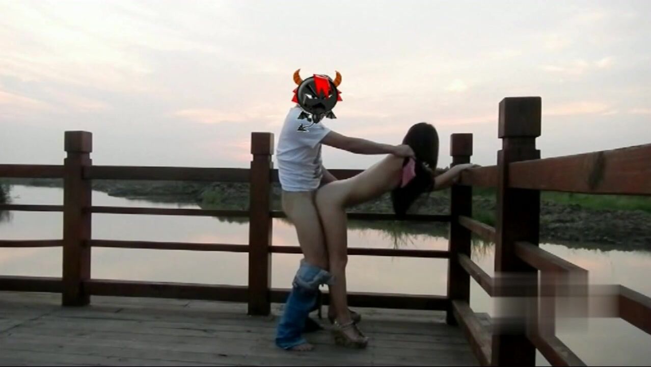 火遍全网美臀反差人妻【人间精灵】景区人前放肆露出 野战车震